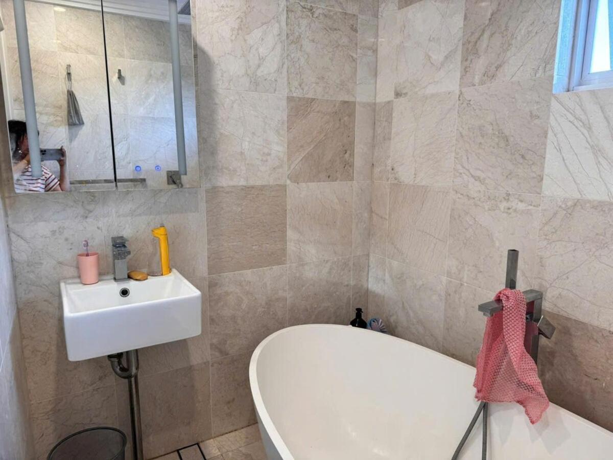 Spacious 4-bedrooms In West Ryde With Wifi, Ac